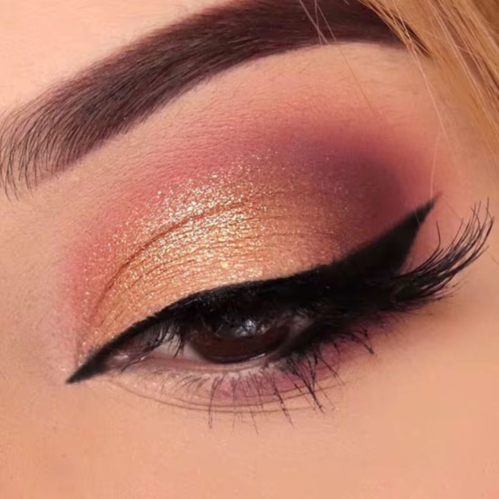 Oplenza Easy Glam Eyeshadow Palette "Gold Time" applied on eyes creating an effortless glam look with seamless blending and natural dimension