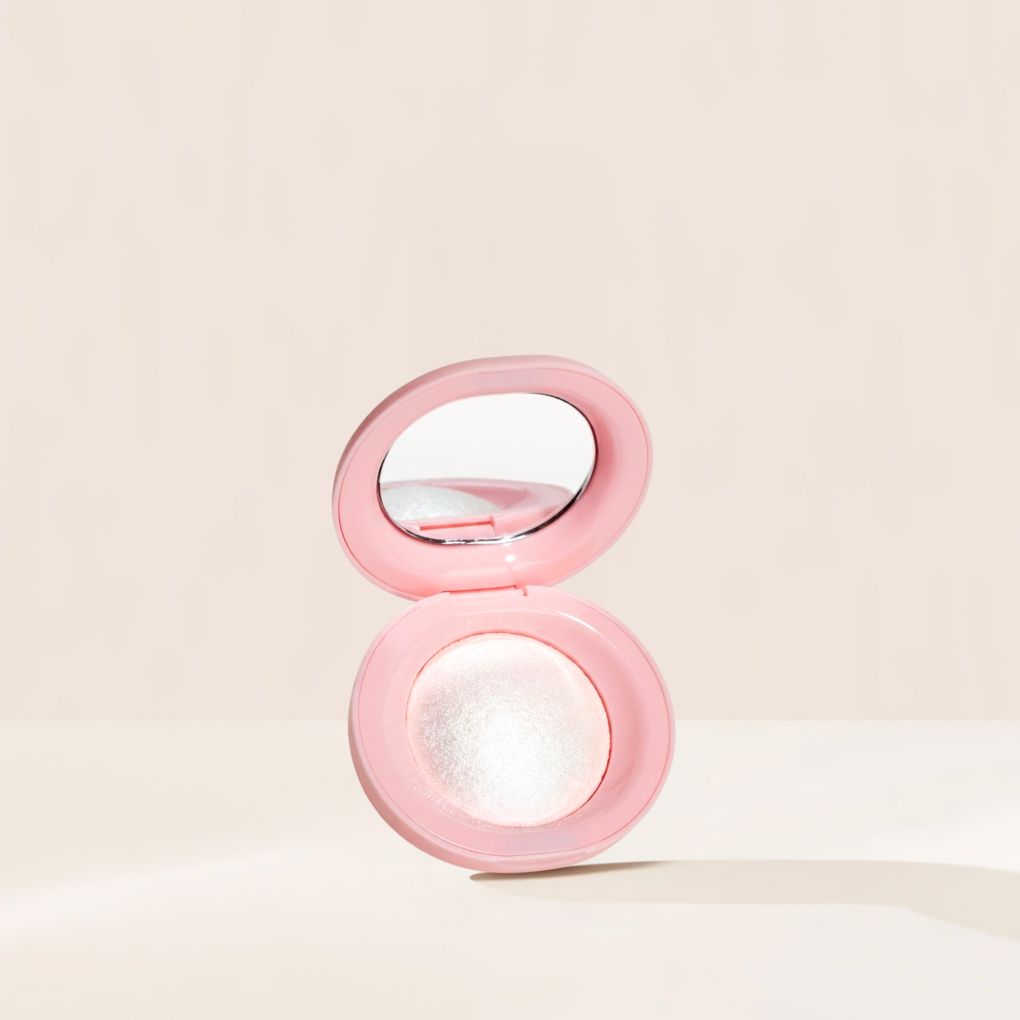 Oplenza Silky Touch Highlighter in shade Pearl-Silky powder highlighter glow finish