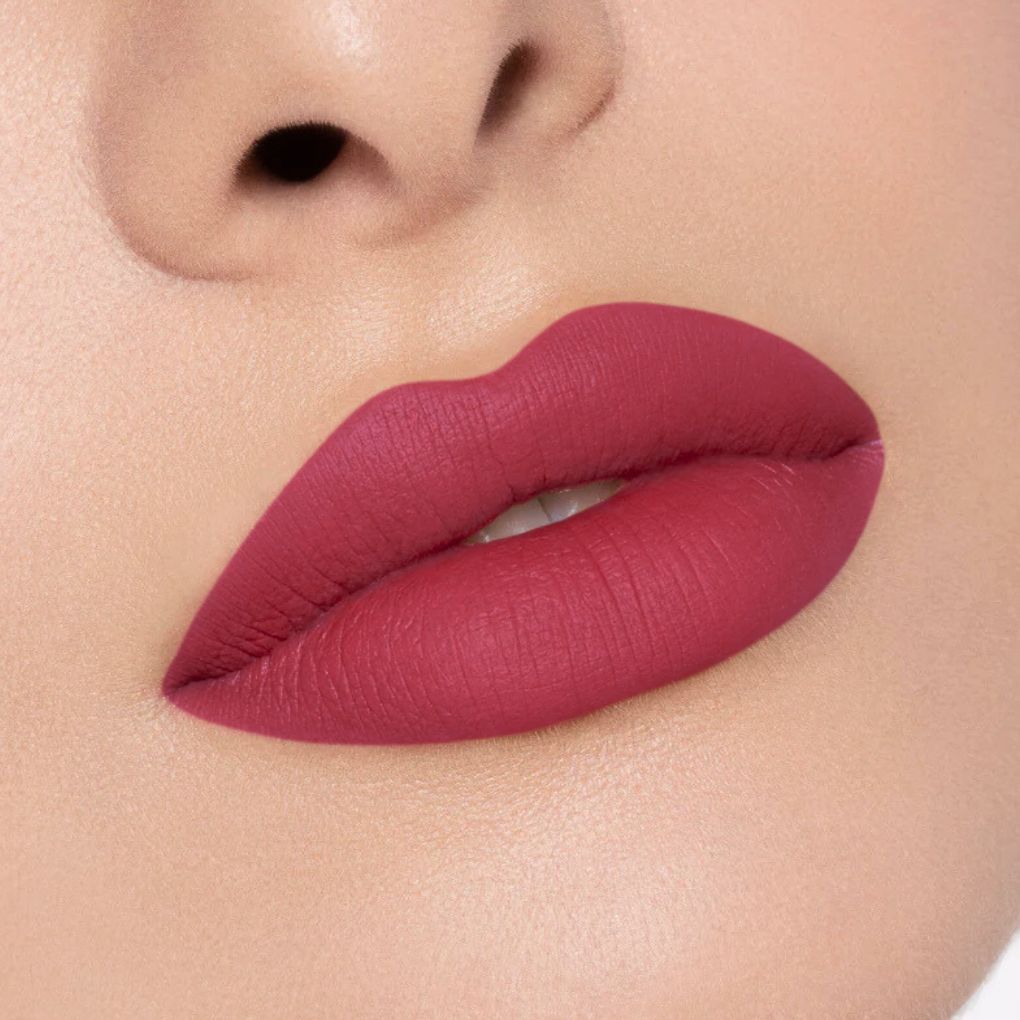 Close-up of a Velvety moist-matte lipstick applied on lips in shade 06 After Hours