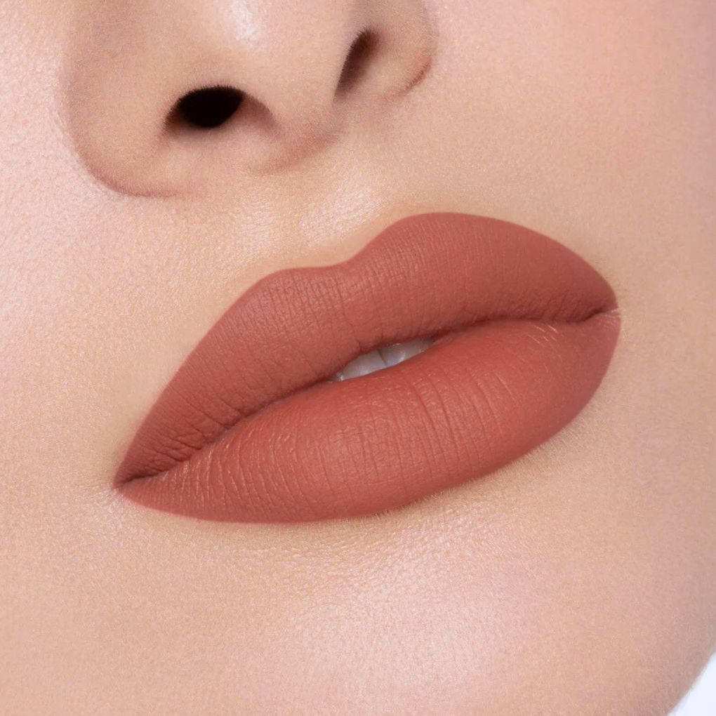 Close-up of a soft confortable and moist-matte lipstick applied on lips in shade 09 Unfiltered