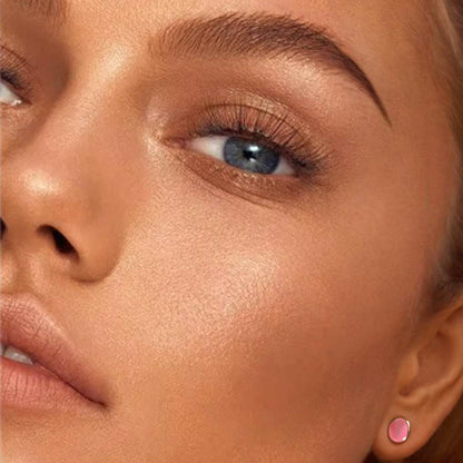 Woman wearing and showcasing the effect of oplenza opulent Light Luminizer in shade Solane